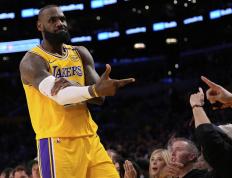 28圈娱乐-出色防守首场状态出色，湖人观众沸腾！，詹姆斯重返赛场赛场气氛高涨的简单介绍